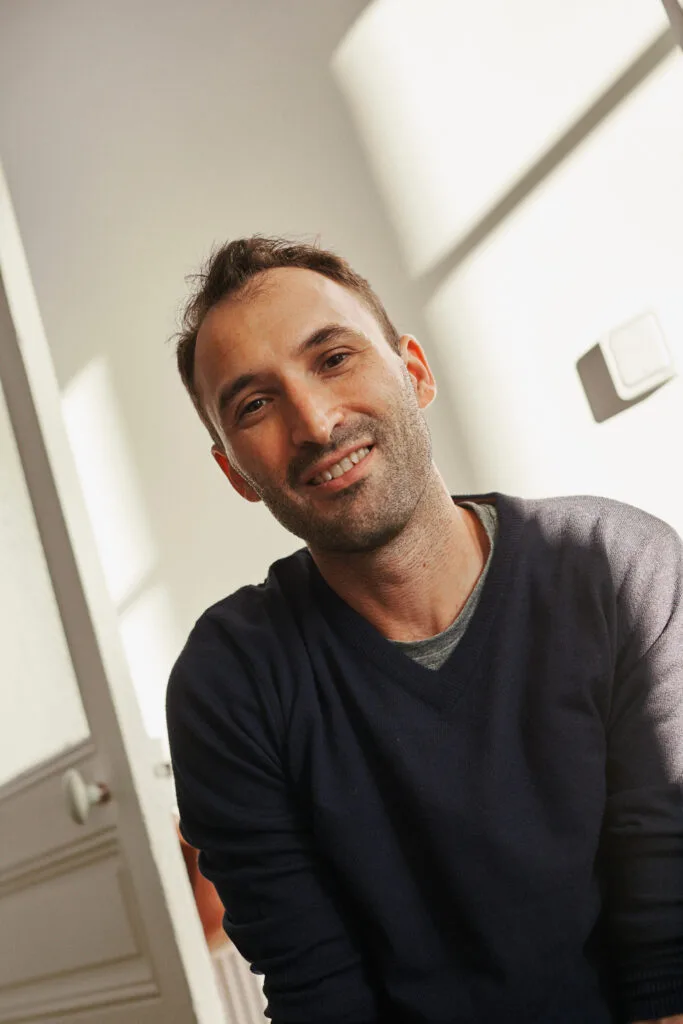 Portrait de Nicolas Luc Levé, fasciathérapeute et coach certifié MUNZ FLOOR, dans un cadre lumineux et accueillant