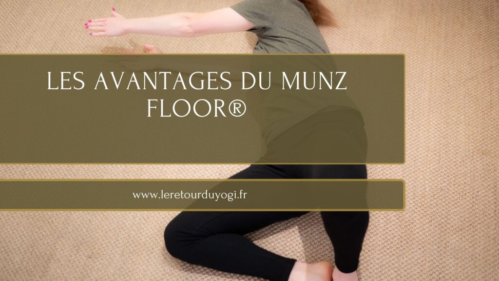 Femme faisant du yoga sur tapis beige