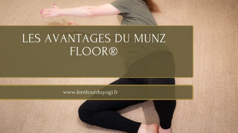 Personne pratiquant un mouvement fluide de MUNZ FLOOR sur un tapis beige, illustrant un cours en ligne