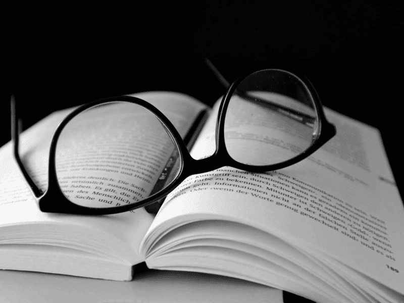 Lunettes posées sur un livre ouvert.