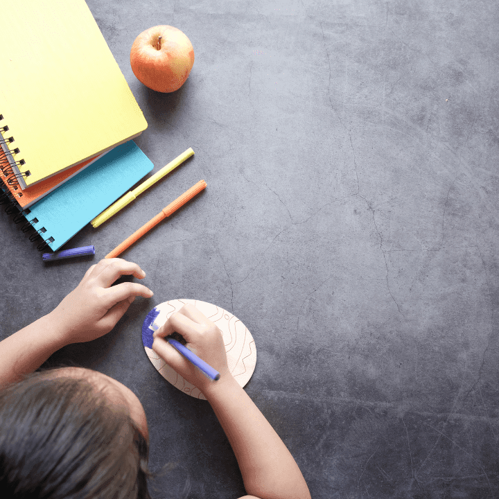 Enfant en exploration créative – mouvement sensoriel et approche somatique ludique