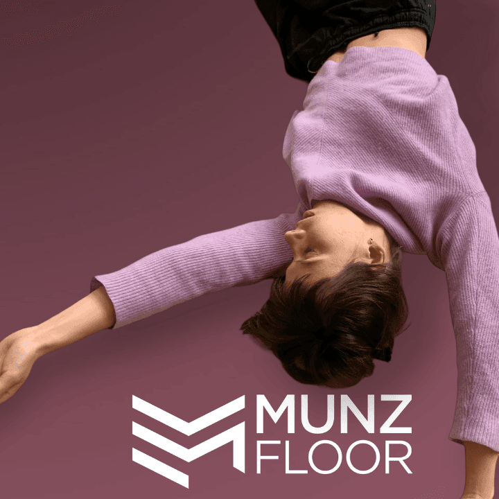 Mouvement spiralé au sol dans une pratique somatique de mouvement sensoriel