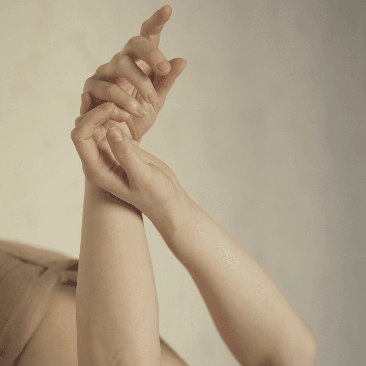 Geste lent des mains en conscience dans un atelier somatique de mouvement sensoriel