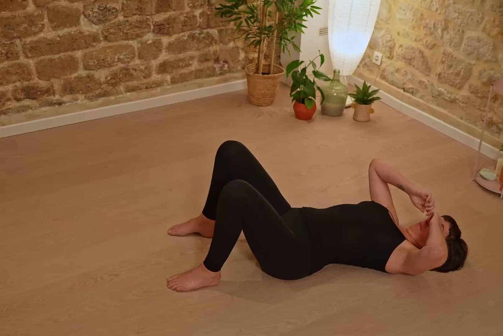 Pratique de mouvement somatique allongée au sol, genoux fléchis